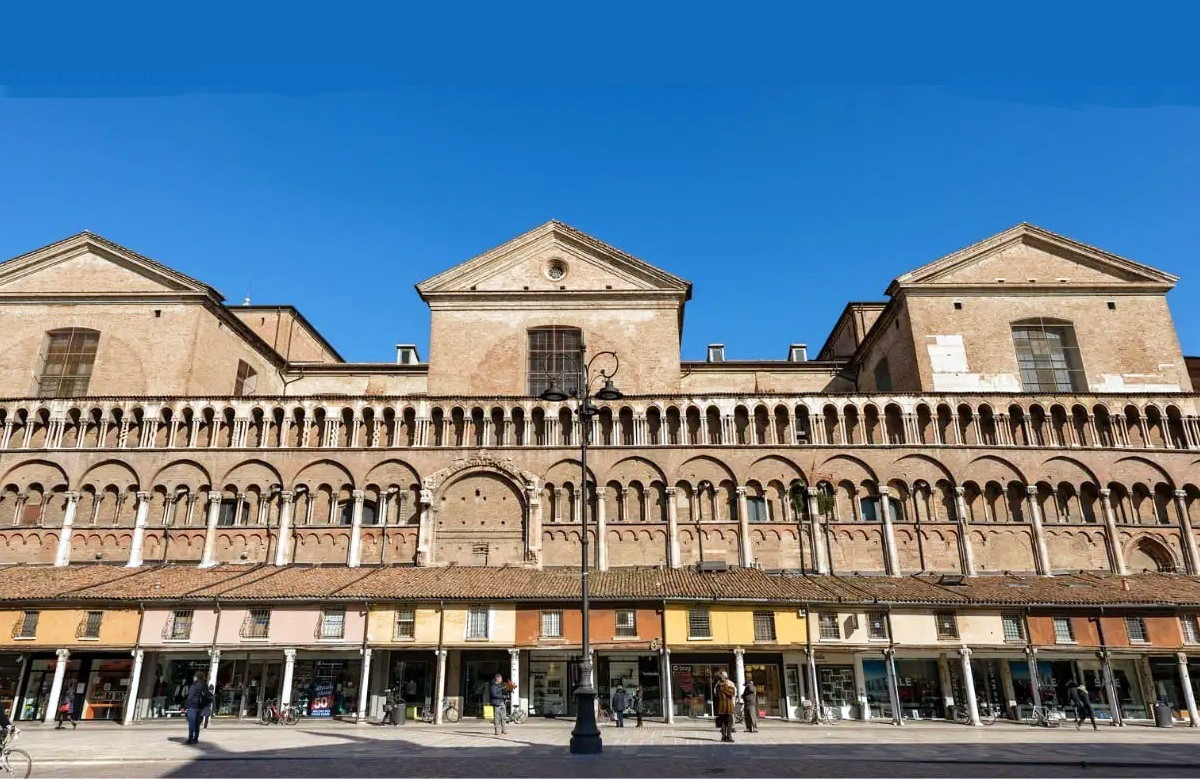 AL VIA L'INSTALLAZIONE DEI PONTEGGI AI LATI DELLA CATTEDRALE, INTERESSERANNO PIAZZA TRENTO-TRIESTE E VIA ADELARDI