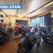 OFFICINA ABUSIVA. LA POLIZIA STRADALE SEQUESTRA I MACCHINARI E METTE I SIGILLI AL CAPANNONE