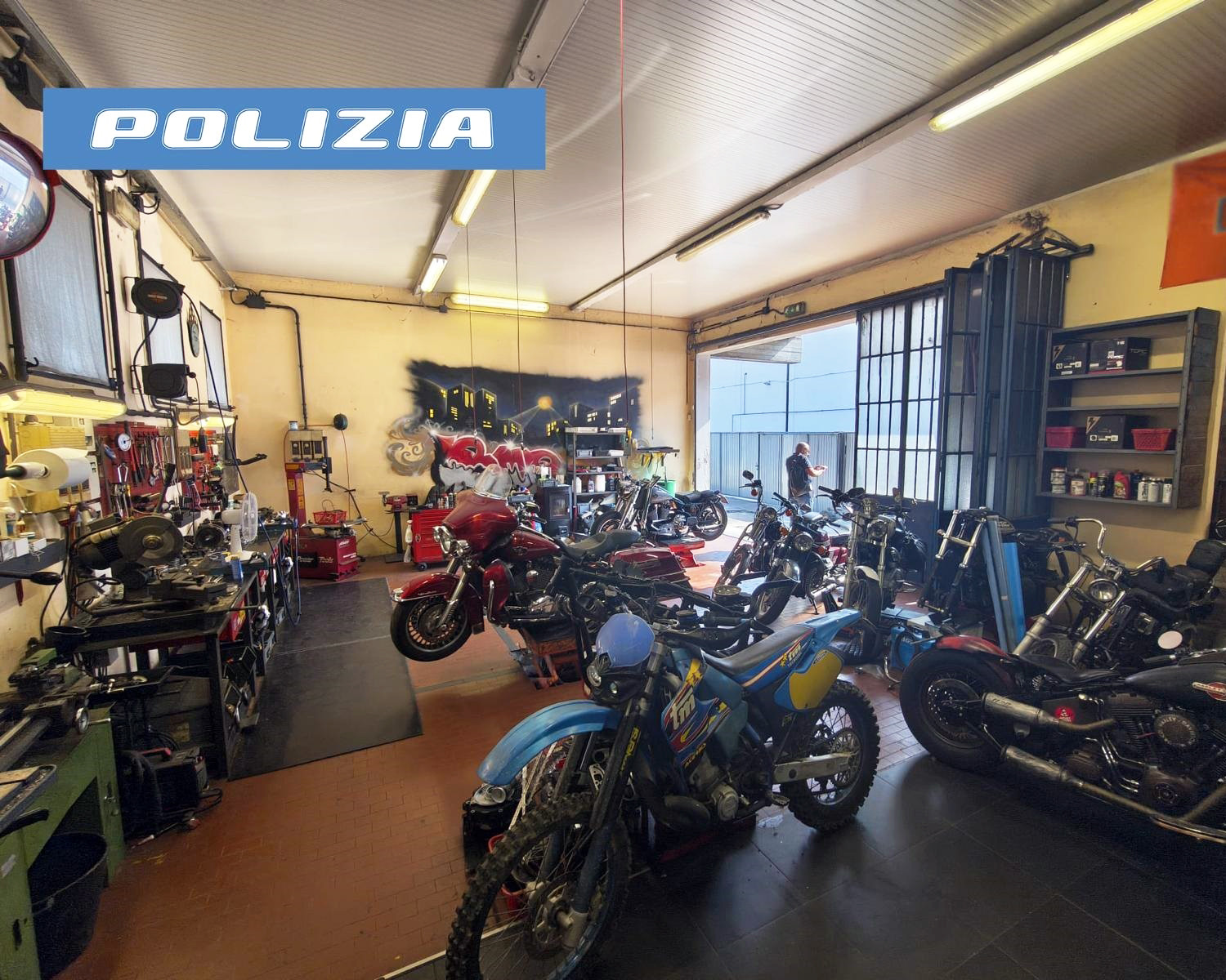 OFFICINA ABUSIVA. LA POLIZIA STRADALE SEQUESTRA I MACCHINARI E METTE I SIGILLI AL CAPANNONE
