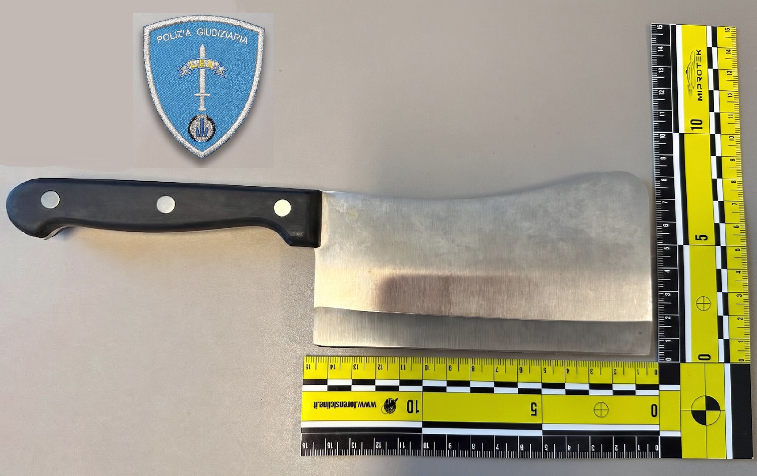 CRONACA. FERMATO CON DROGA ED UNA MANNAIA, NELL'AUTO PRIVA DI ASSICURAZIONE CRONACA. FERMATO CON DROGA ED UNA MANNAIA, NELL'AUTO PRIVA DI ASSICURAZIONE