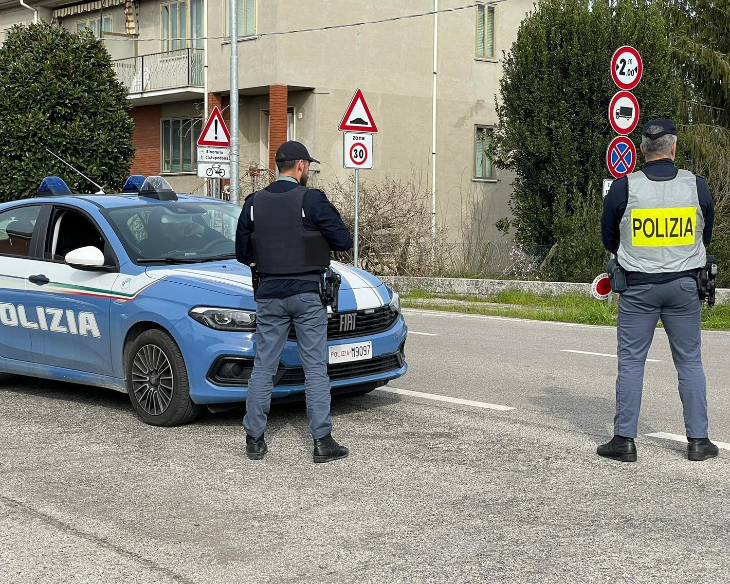 SICUREZZA STRADALE. LA POLIZIA DI STATO RITIRA 4 PATENTI DI GUIDA E CONFISCA 1 VEICOLO SICUREZZA STRADALE. LA POLIZIA DI STATO RITIRA 4 PATENTI DI GUIDA E CONFISCA 1 VEICOLO
