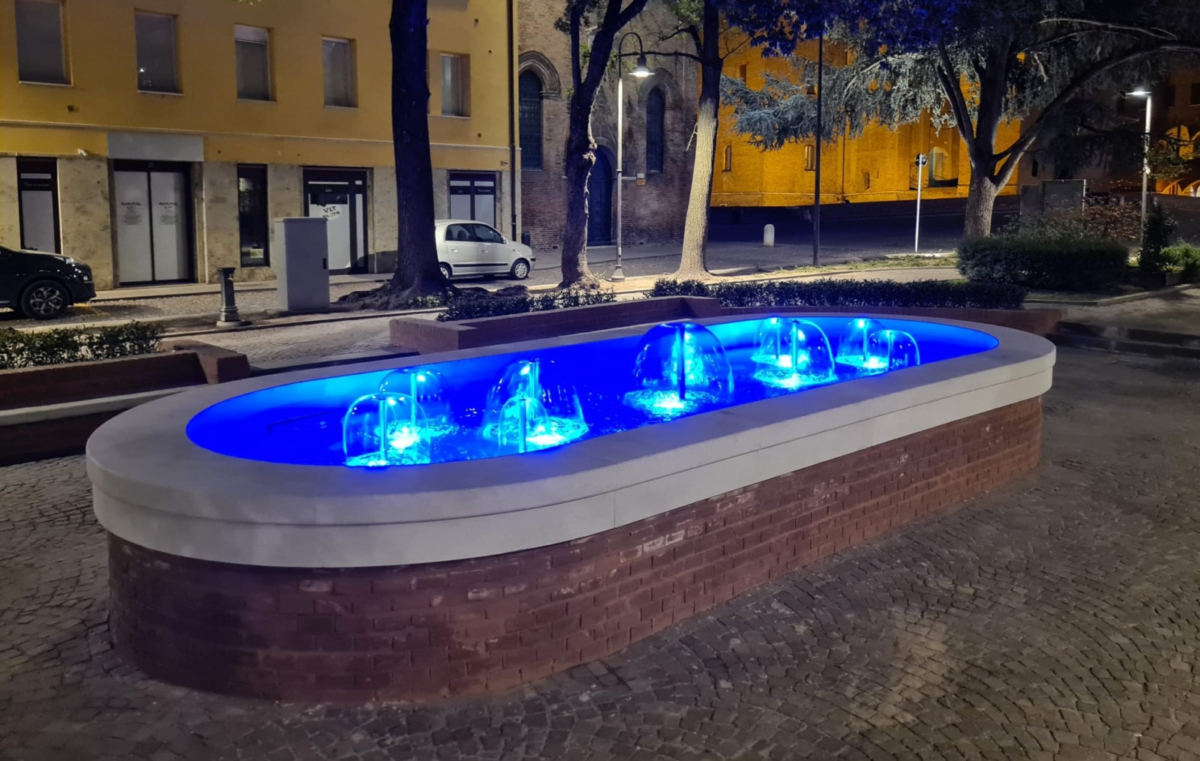 LA FONTANA DI PIAZZA DELLA REPUBBLICA SI TINGE DI BLU PER LA FIBROSI CISTICA