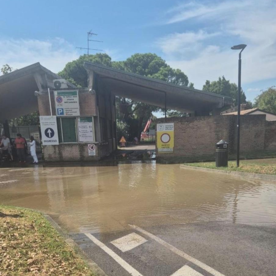 VIABILITÀ. ROTTURA DI UNA CONDOTTA IDRICA IN ZONA RAMPARI SAN ROCCO VIABILITÀ. ROTTURA DI UNA CONDOTTA IDRICA IN ZONA RAMPARI SAN ROCCO