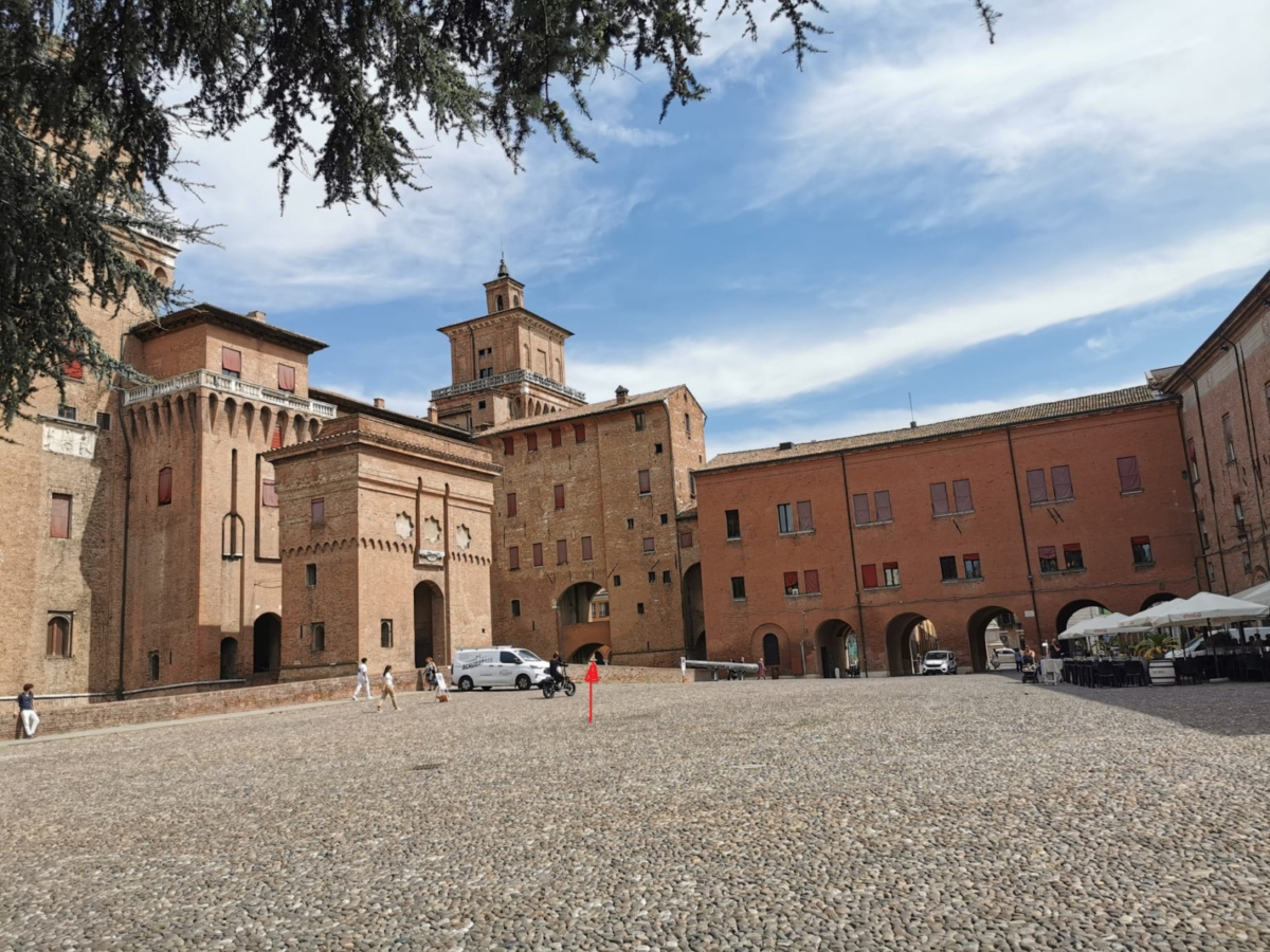 LAVORI AL CASTELLO ESTENSE: CHIUSA LA VIA COPERTA LAVORI AL CASTELLO ESTENSE: CHIUSA LA VIA COPERTA